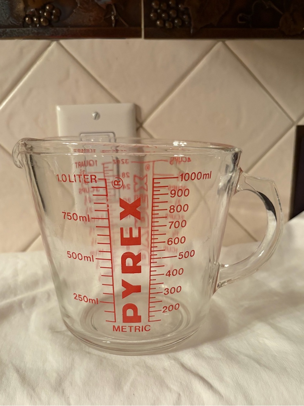 Vintage Pyrex 532 4 Cup (32oz) Glass Red Letter Measuring Cup Closed D-Handle